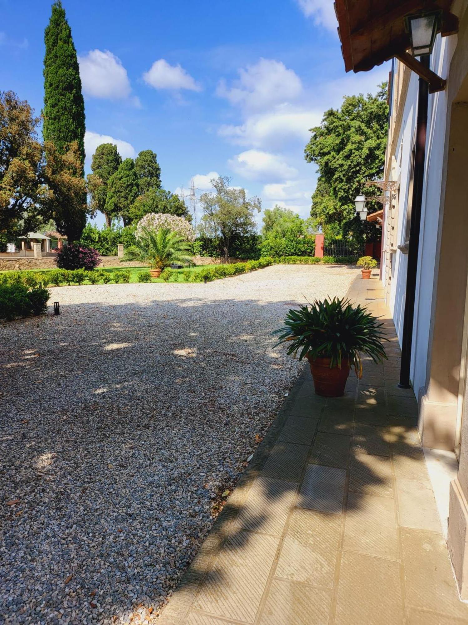 La Villa Apartments - Convenient For Sardinia And Corsica - 4 Beds - Private Parking Included With Camera Livorno Buitenkant foto